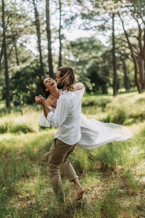 15 Unique & Essential Wedding Photography Pose Ideas for Couples