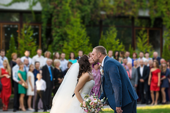 for big weddings, you can use the help of an assistant