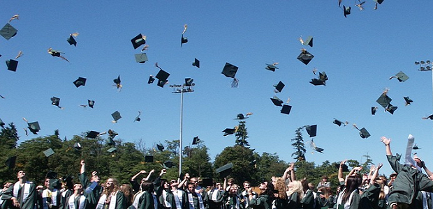 5 Tips To Help You Pick The Perfect Outfit for Graduation Pictures