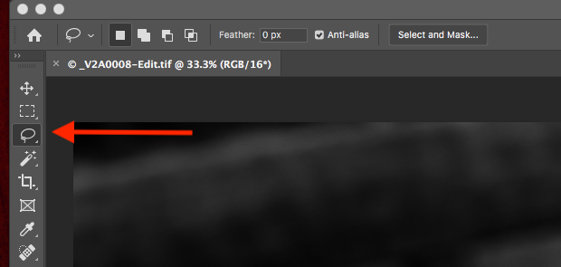 Red arrow pointed at Photoshop's lasso tool