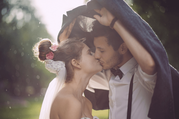 rainy wedding pose for wedding photographers