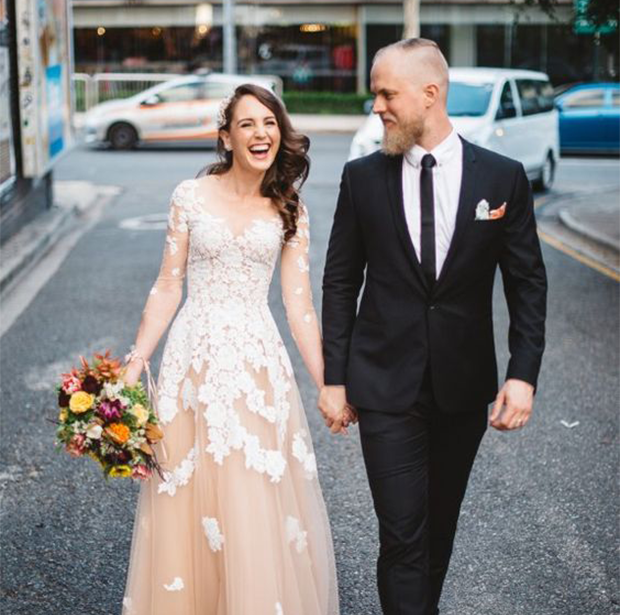 urban wedding pose for wedding photographers